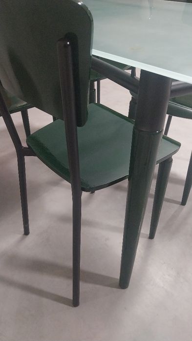 Mesa com tampo vidro fosco e 4 cadeiras!