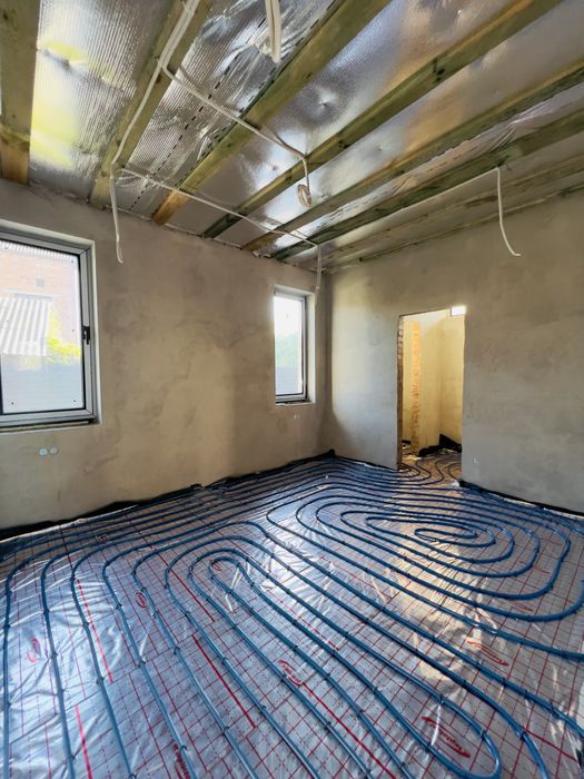 Новий дуплекс у сучасному стилі — утеплення, дах, стяжка, газ