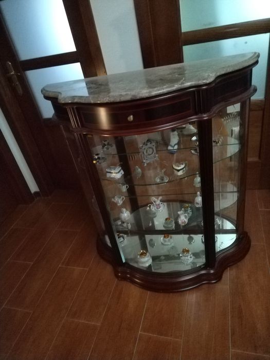 Vitrine 3 portas com Pedra