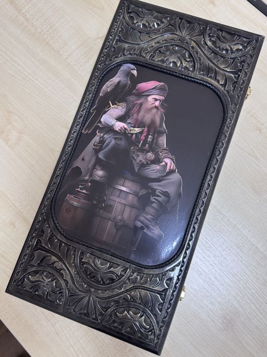 Преміум нарди ручноі роботи з дерева, різьбляні під склом «Пірат»