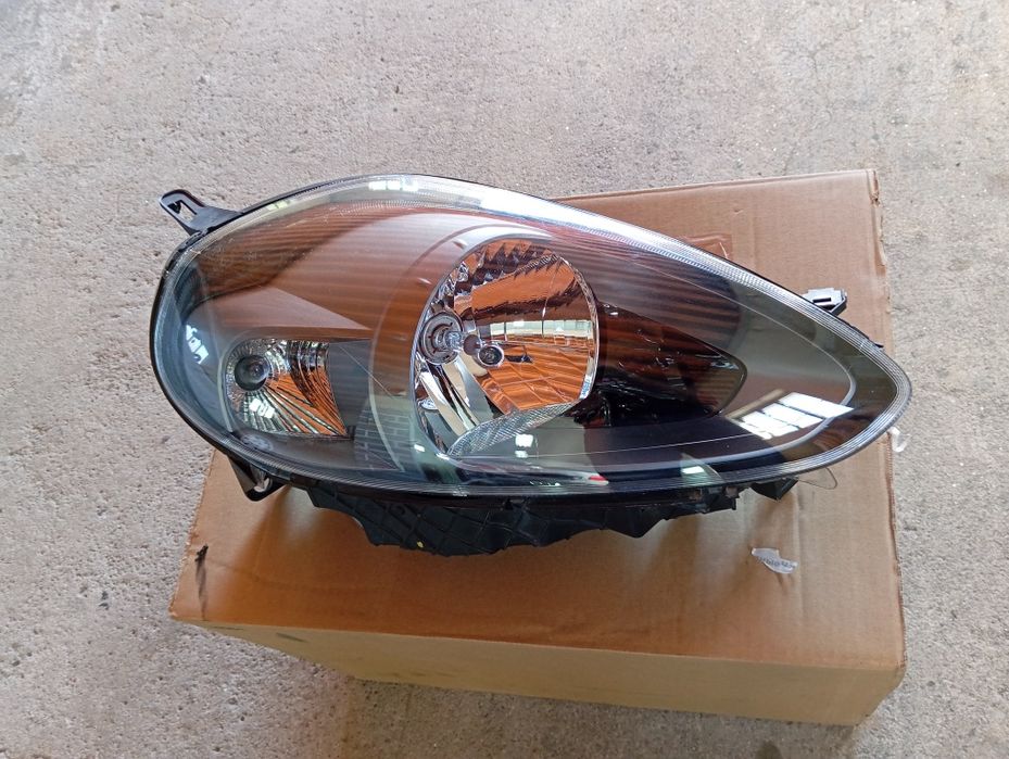 Ótica  direita Fiat Punto ano 2016