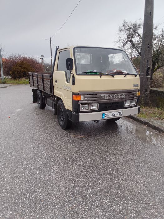 Vende-se carrinha Toyota Dina