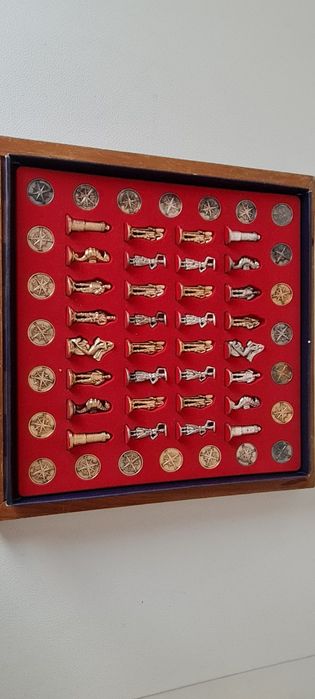 Tabuleiro de xadrez e damas com peças