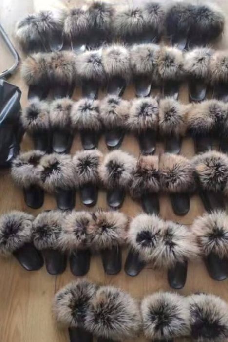 Piękne klapki z naturalnym futerkiem jenot czarne