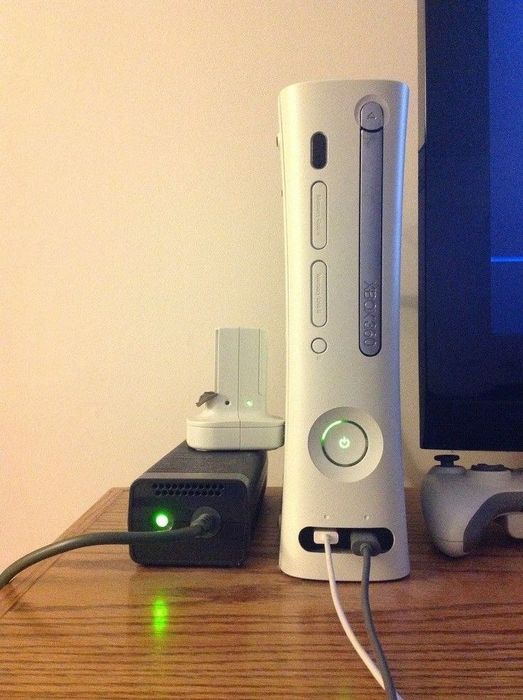 Продам приставку xbox 360