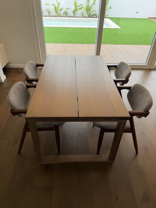 Conjunto de mesa e 4 cadeiras