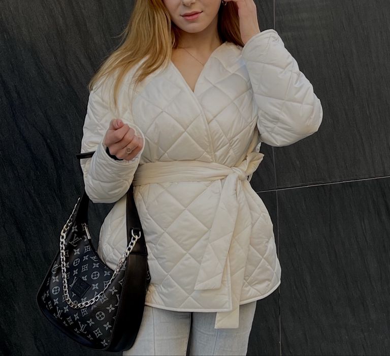 Весняна куртка молочного кольору