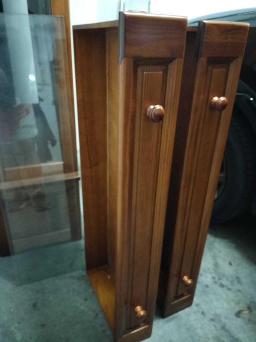 Vitrine de madeira pinho maciço em bom estado