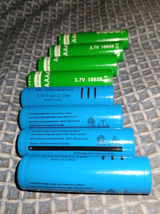 Акумулятори стандартні, із ліхтарів або лампочок.