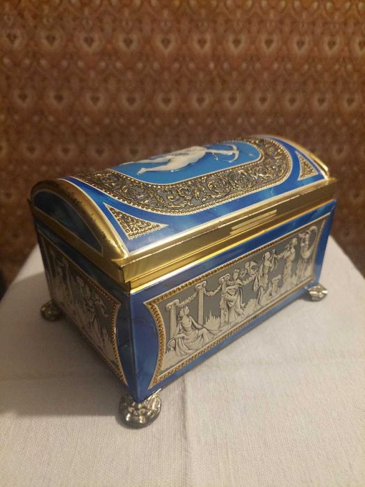 Szkatułka vintage na biżuterię – metalowa, dekoracyjna, klasyczna