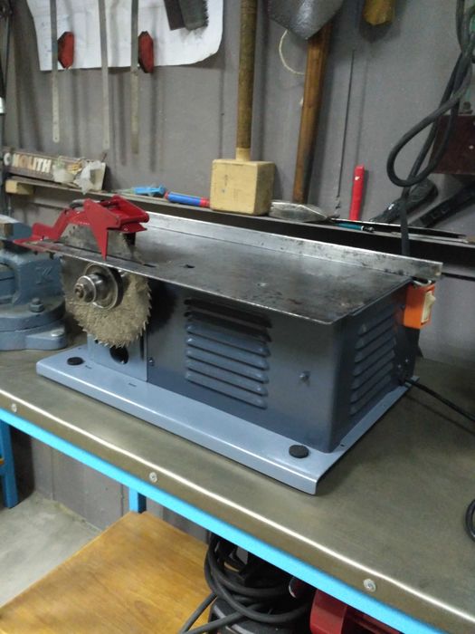 Циркулярный станок по дереву