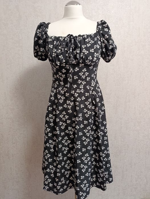 Сукня чорна в квіточку