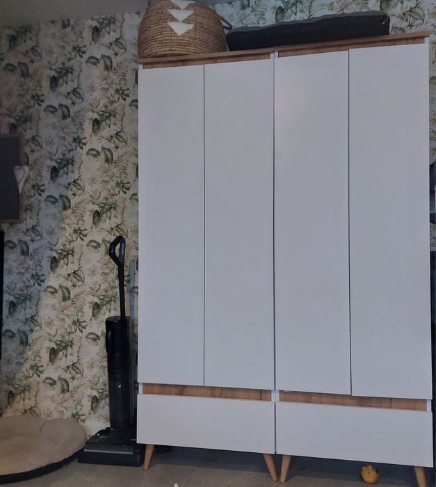 Komplet mebli. Komoda , regały