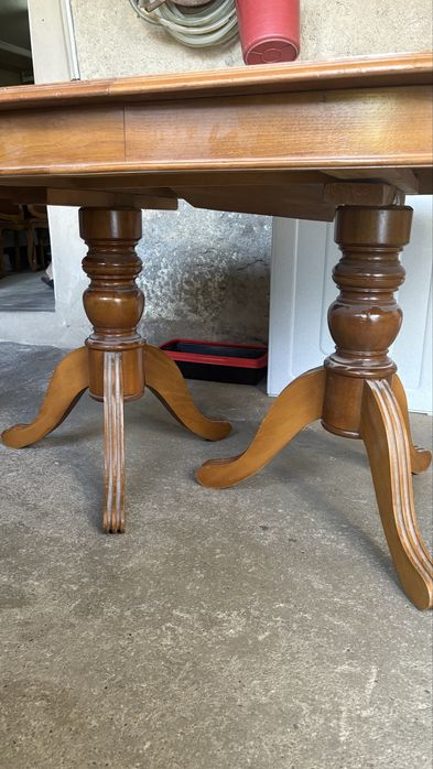 mesa com pouco uso e cadeiras.