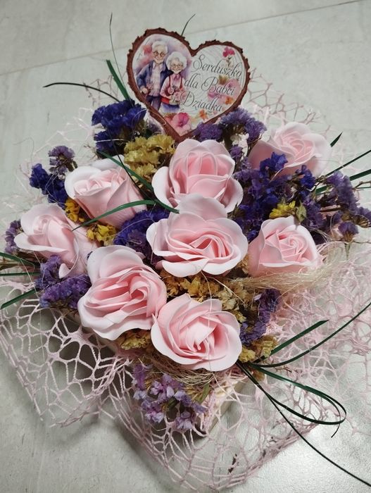 Flower box z mydlanych różyczek dzień Babci i Dziadka