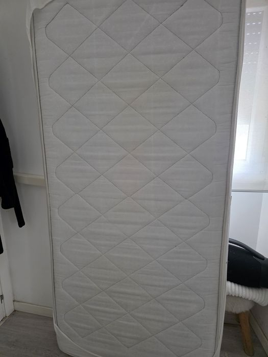 Estrado e colchão  cama solteiro