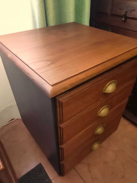 Móvel com quatro gavetas