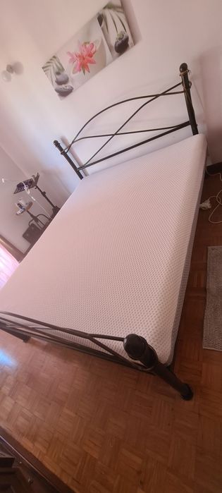 Cama de Casal, em ferro, quase nova, com colchão e cobertor