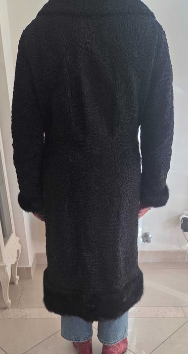 Casaco de Senhora em Caraculo com pelo nos punhos e bainha