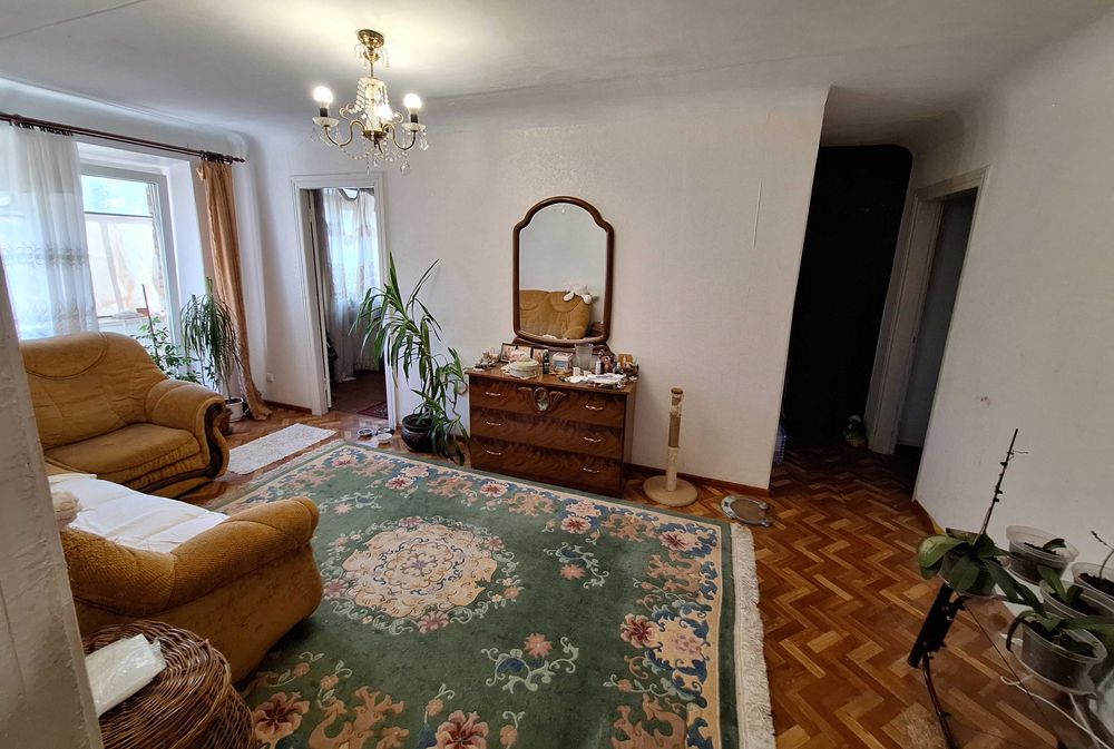 3х кім. 4 поверх (в центрі міста) р-н 8й квартал ЦУМ