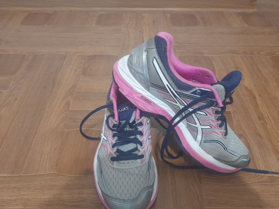 Кросівки жіночі , ASICS..