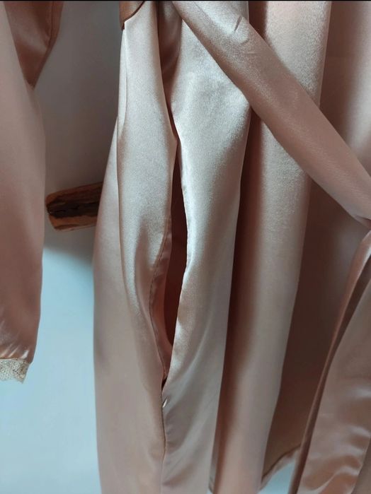 Satynowy szlafrok Secret Possessions pudrowy beż  koronka 44 46