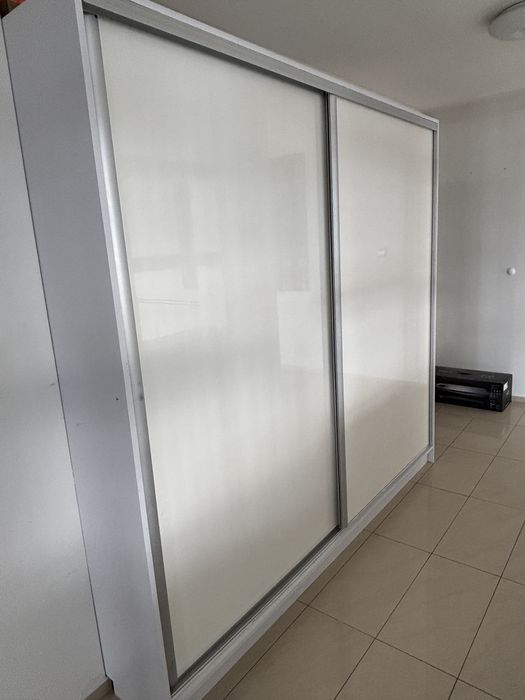 Duża biala szafa drzwi przesuwne przesuwna