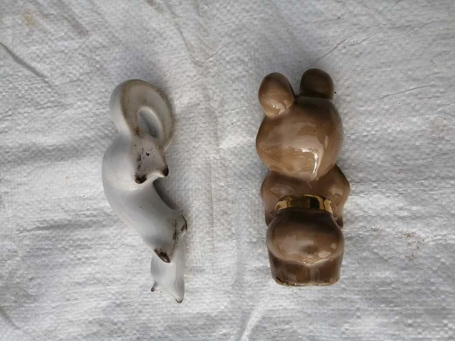 фарфоровые статуэтки, подсвечник, ложечки.