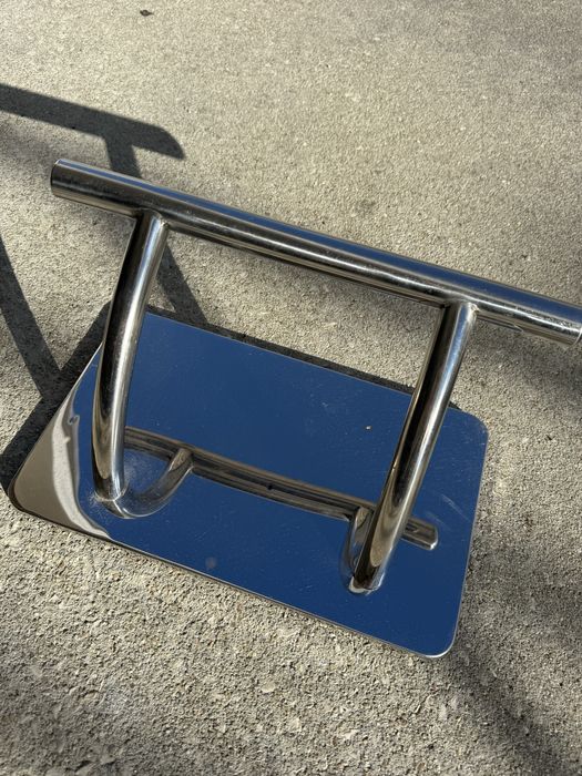 Dois pisa pés em metal cromado