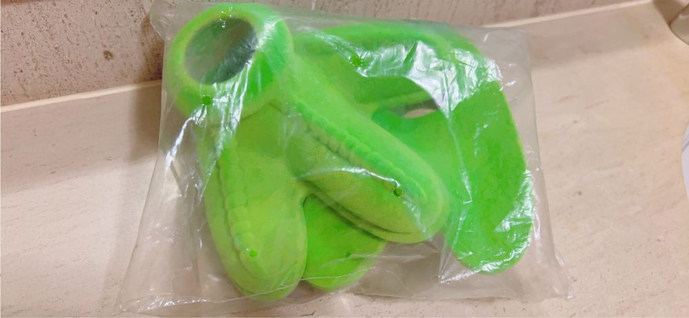 Pés de dinosaauro IKEA para os pes da cana