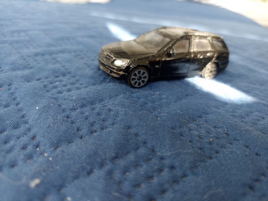 Metalowy model samochodu Mercedes