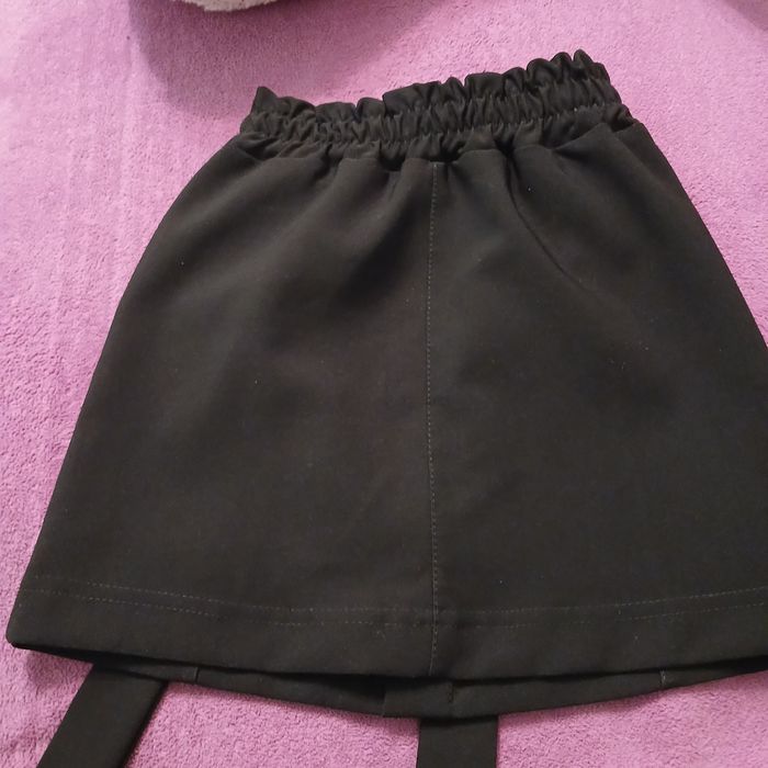 Чорна спідничка.