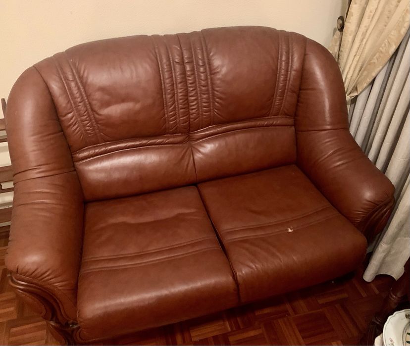Sofa de dois lugares em pele