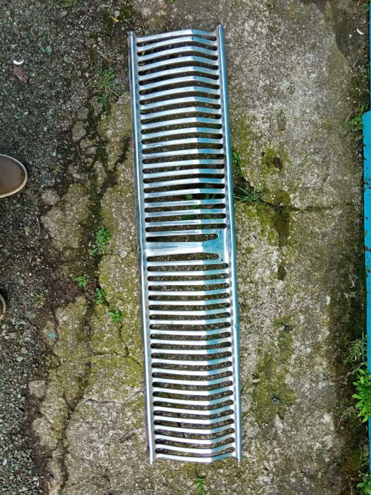 Передняя решетка на авто ГАЗ 24