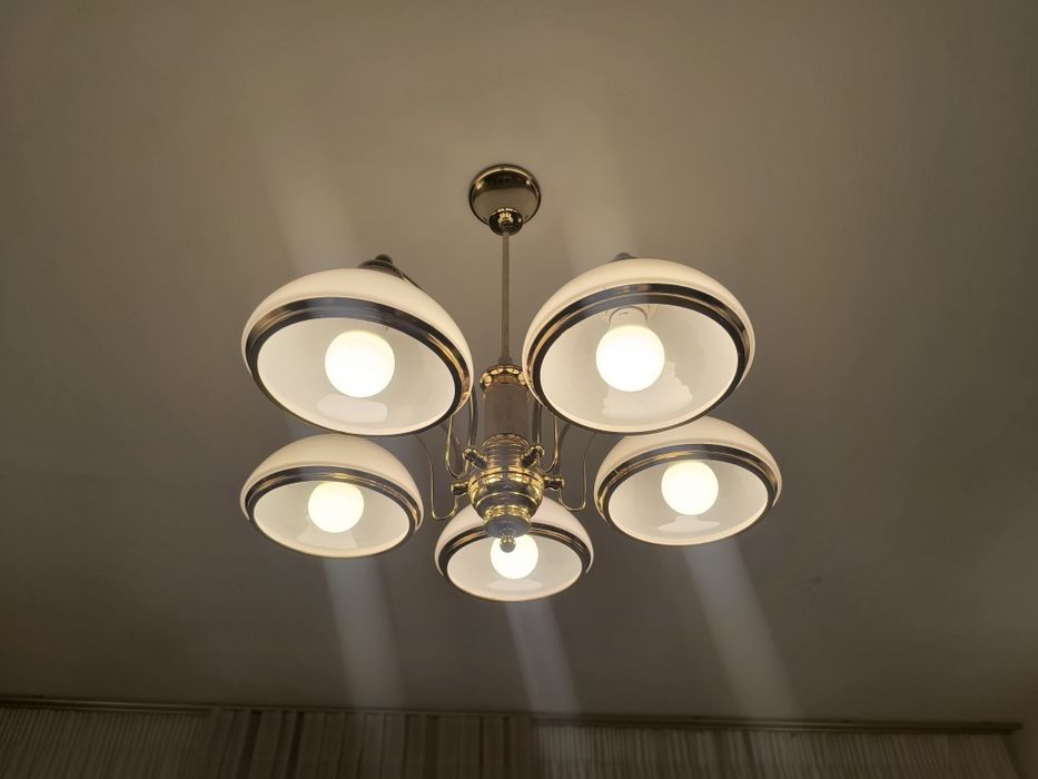 Elegancki komplet mebli do salonu – bordo, welur, stół, 8 krzeseł, komody i oświetlenie