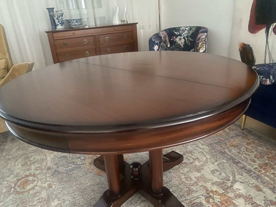 Mesa de sala de jantar em mogno