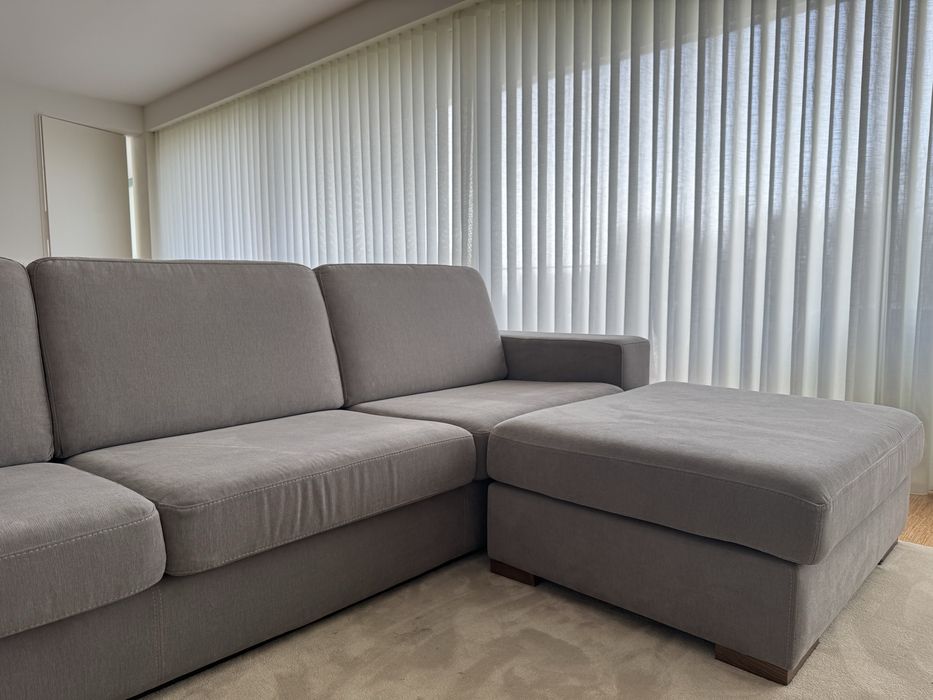 Sofá de 3 lugares mais pufe