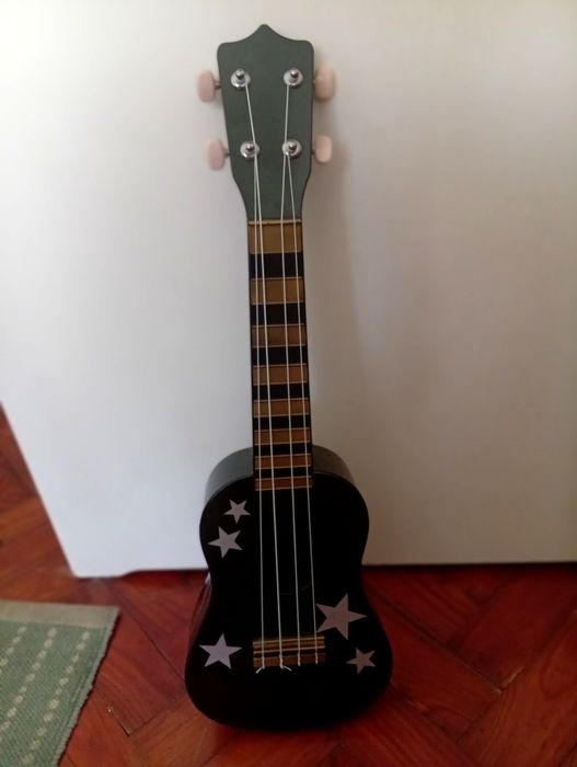 Guitarra infantil e flauta honner
