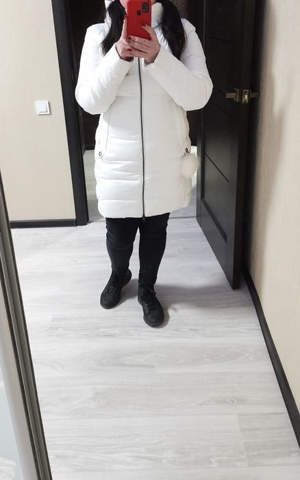 Біла курточка.  Холодна осінь, зима