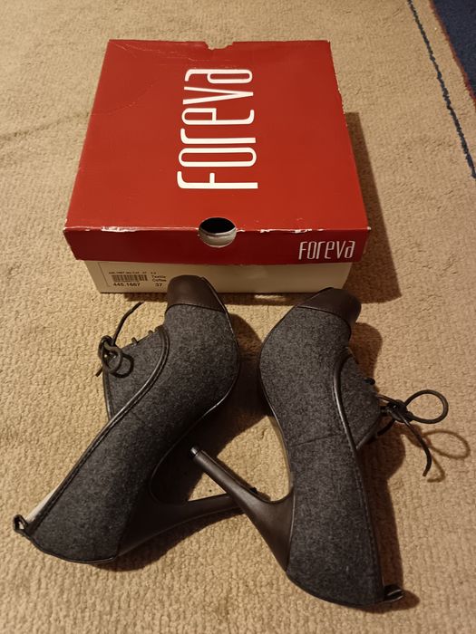 Sapatos Foreva tamanho 37