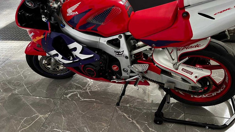 Magnífica Honda 900 RR
