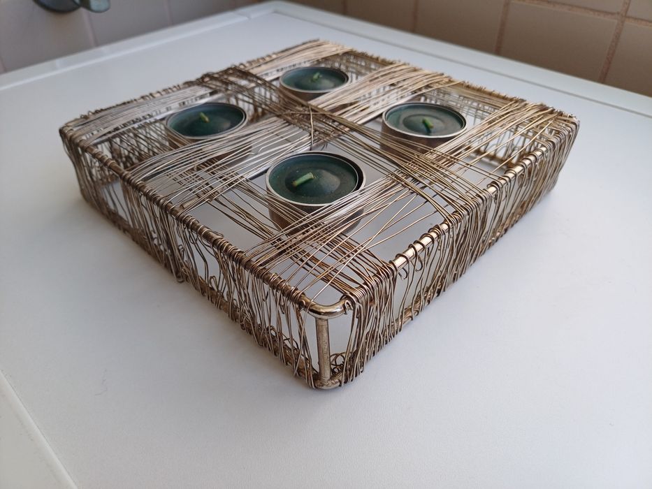 Porta-velas de metal com 4 velas verdes