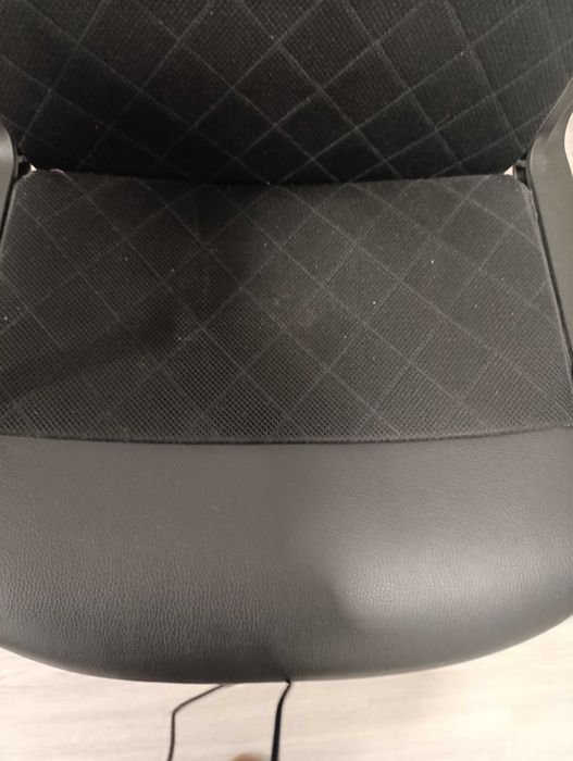 Cadeira preta rotativa