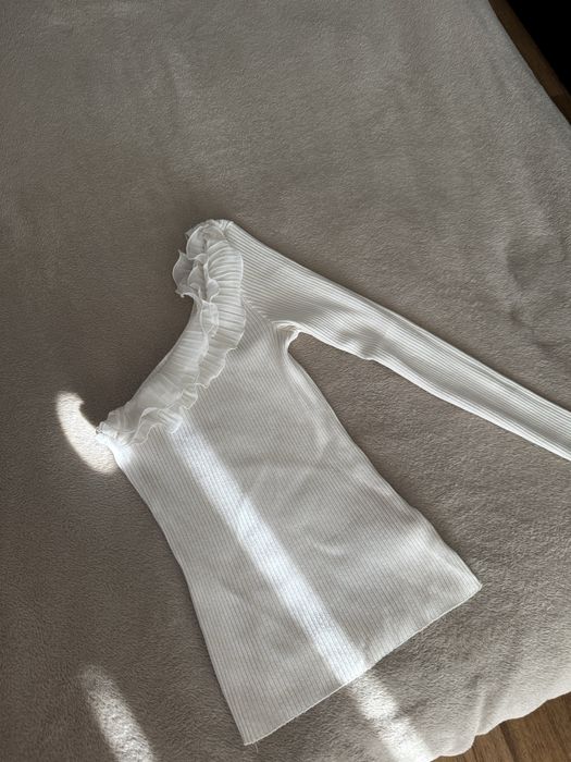 Кофтинка на одне плече та 2 топи