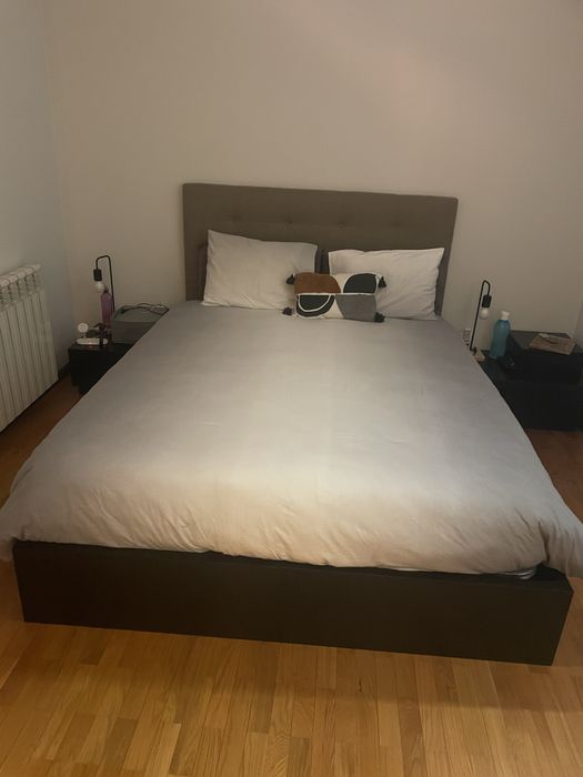 Cama casal com arrumação madeira