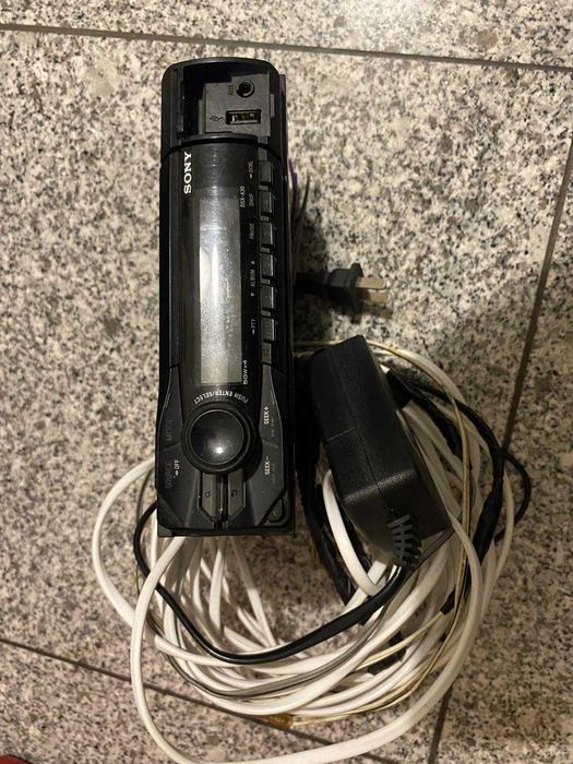 Rádio SONY com colunas INFINITY