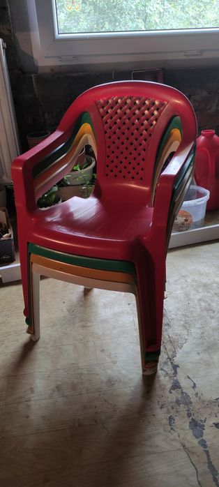 Krzesełka plastikowe dla dzieci