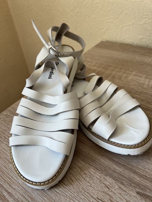 Продам босоніжки