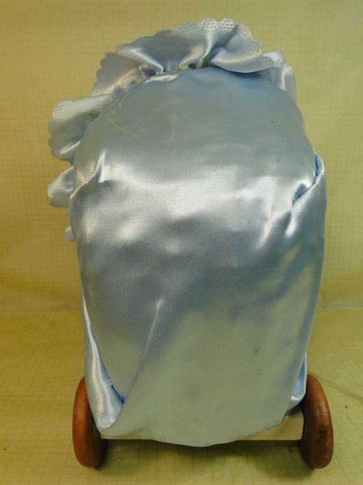 Коляска игрушеченая