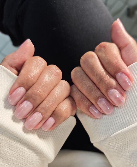 Precisa se modelo para unhas de gel